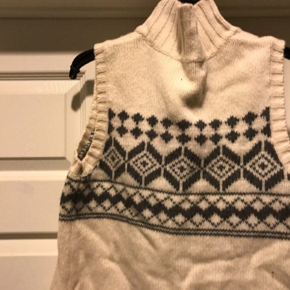 Banana republic sweater vest, medium to heavy weight, button front, new with tag - Picture 8 of 13